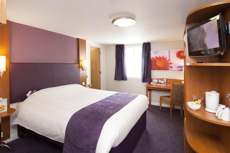 Premier Inn Huddersfield West מראה חיצוני תמונה