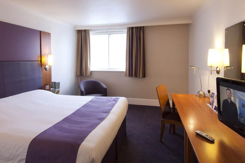 Premier Inn Huddersfield West מראה חיצוני תמונה