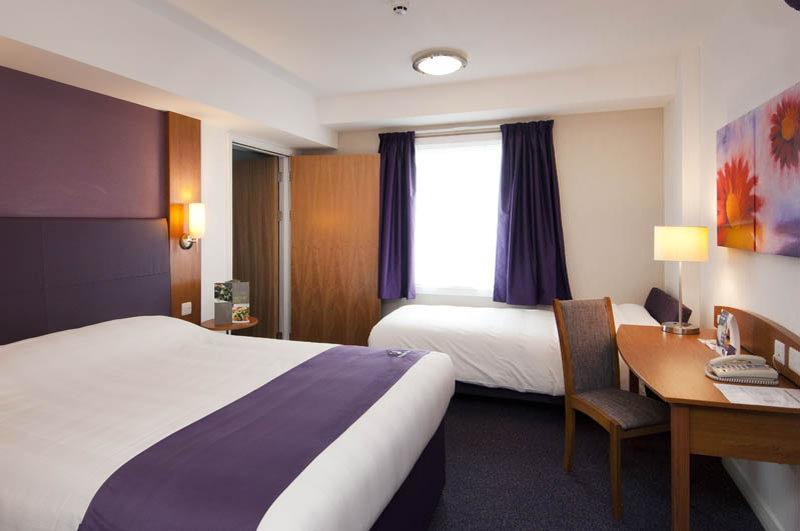 Premier Inn Huddersfield West מראה חיצוני תמונה